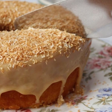 Bolo de Coco com cobertura de doce de leite